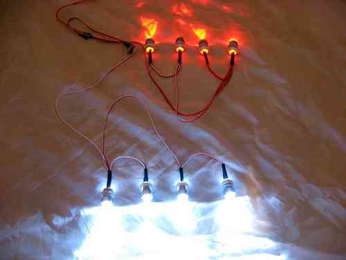LED Beleuchtung für Kinder Autos (Rutscher/Elektro/Tret) Komplettset 4x weiss 4x rot 50cm Kabel+